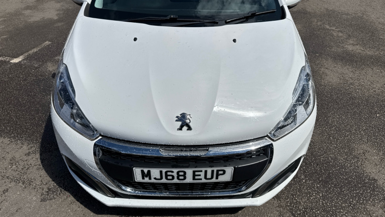 Peugeot 208 1.2 PureTech 82 Signature 5dr [Start Stop] Petrol Hatchback